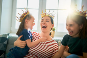 Как из принцессы вырастить королеву? 5 правил воспитания для мамы девочки