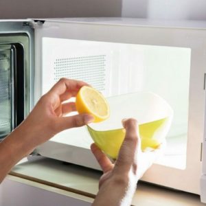 5 эффективных способов отмыть микроволновку, используя только подручные средства