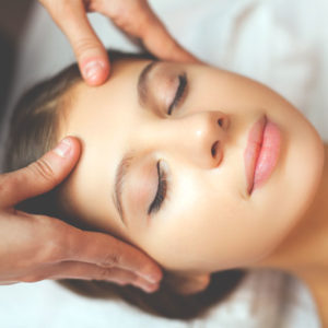 Массаж лица: 5 эффективных методик, которые вернут молодость
