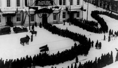 СССР — страна очередей: 11 впечатляющих фото, которые показывают весь масштаб страны
