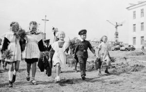 Тест: в СССР эти стихи знали наизусть, а вы вспомните по цитатам авторов этих 15 произведений?
