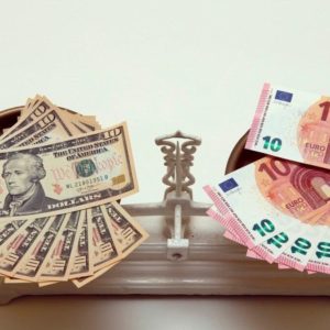 Курс евро к доллару приближается к отметке 1,11