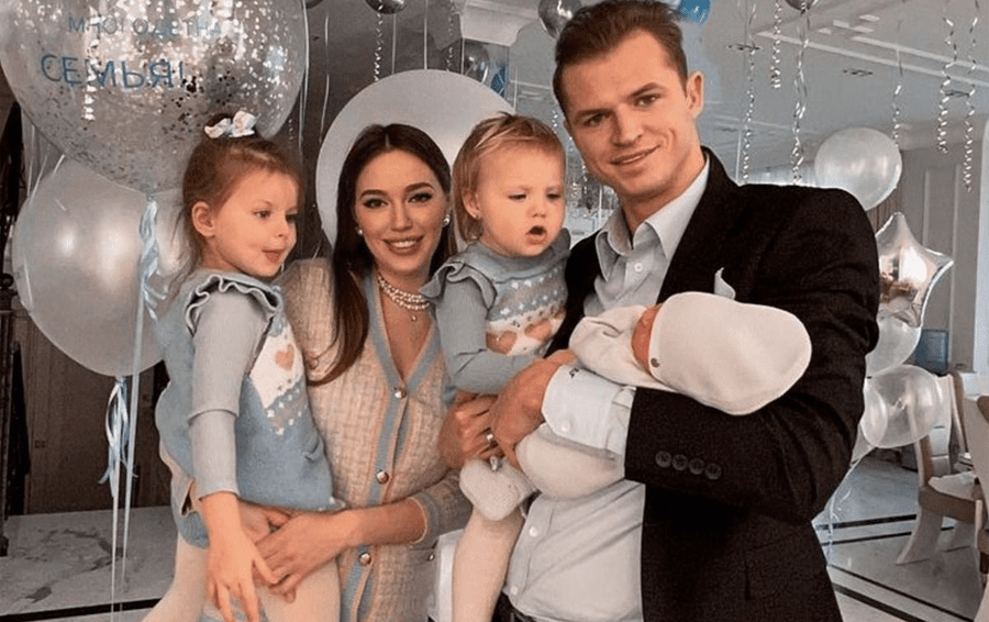 Фото: социальные сети беременный живот стал аксессуаром