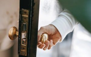 Как заменить замок в квартире