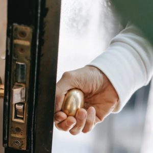 Как заменить замок в квартире