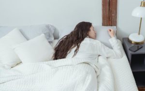 Почему клонит в сон? 9 способов справиться с сонливостью