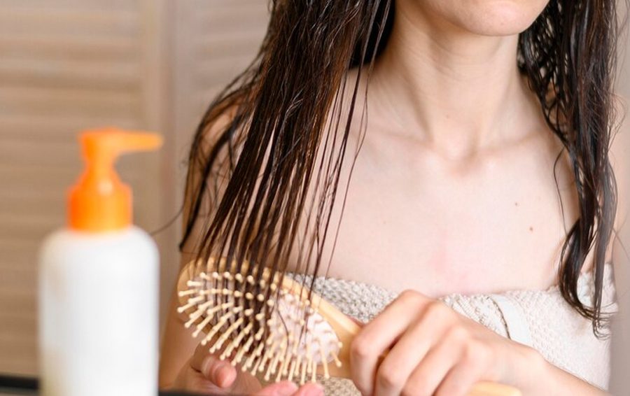 Фото: <a href="https://ru.freepik.com/free-photo/woman-brushing-hair-after-washing-it_8284665.htm#fromView=search&page=2&position=36&uuid=9695cb11-e6bf-4f8d-93ec-f6f79b457ec0">Изображение от freepik</a> Как сделать маску для волос еще эффективнее