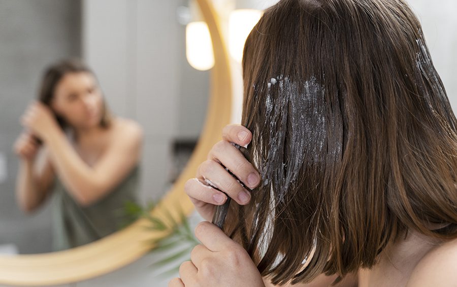 Фото: <a href="https://ru.freepik.com/free-photo/young-woman-applying-anti-dandruff-product_24482922.htm#fromView=search&page=1&position=1&uuid=9695cb11-e6bf-4f8d-93ec-f6f79b457ec0">Изображение от freepik</a> Как сделать маску для волос еще эффективнее