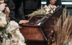 Венки на похоронах: история ритуала и современные тренды