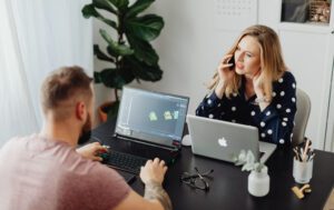 Работа в офисе под угрозой - пора учиться на сантехника? Новый карьерный тренд набирает обороты